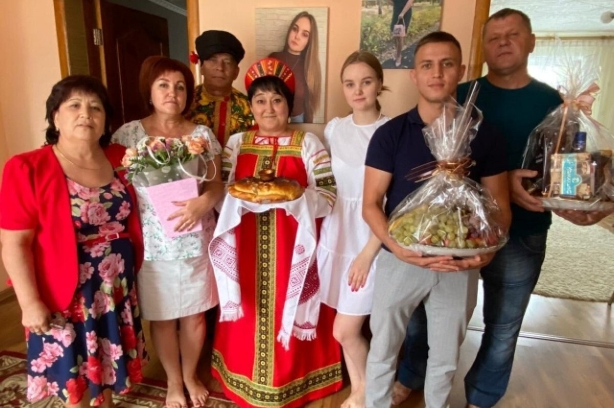    Семья Урюпинских, сватовство племянника в русском народном стиле.