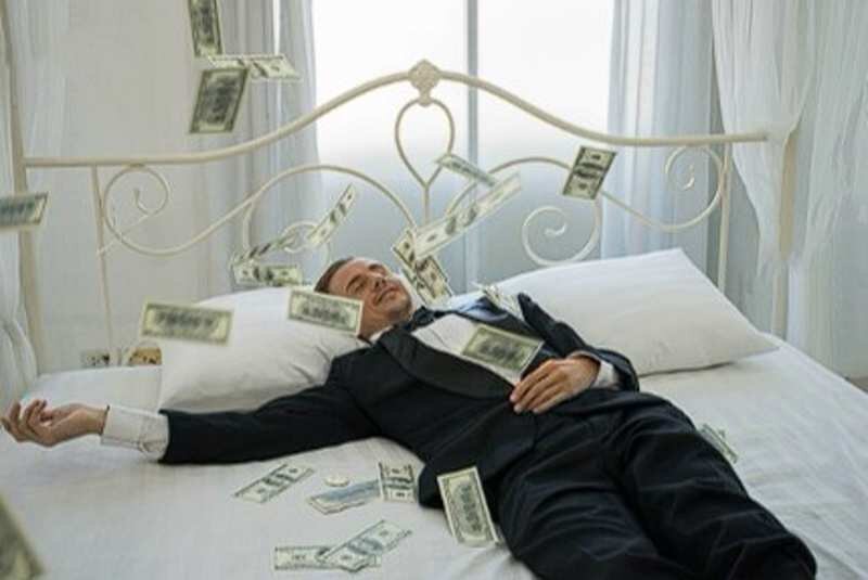 Чернокожий на деньгах. Хьюэлл бабино. Человек лежит на деньгах. Парень с кучей денег. Валяется в деньгах.