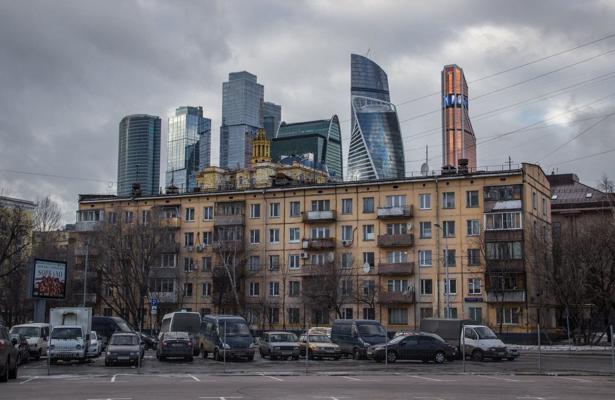 Церковь напротив панельки