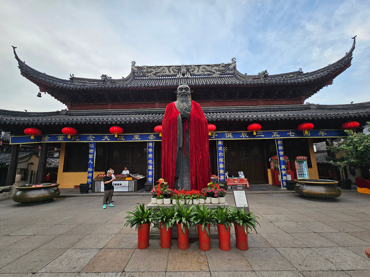Статуя Конфуция в храме | Личное фото