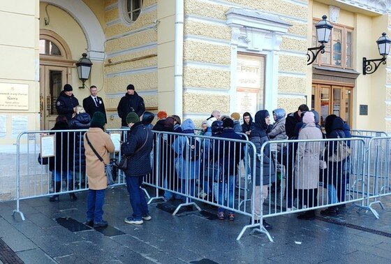    Очередь в кассы Большого театра за билетами на балет «Щелкунчик»
