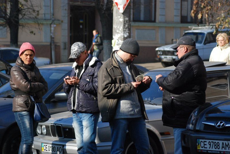 Черный меняла. Валютчики в 90. Уличные валютчики. Валютчик на рынке. Валютчики в 90е.