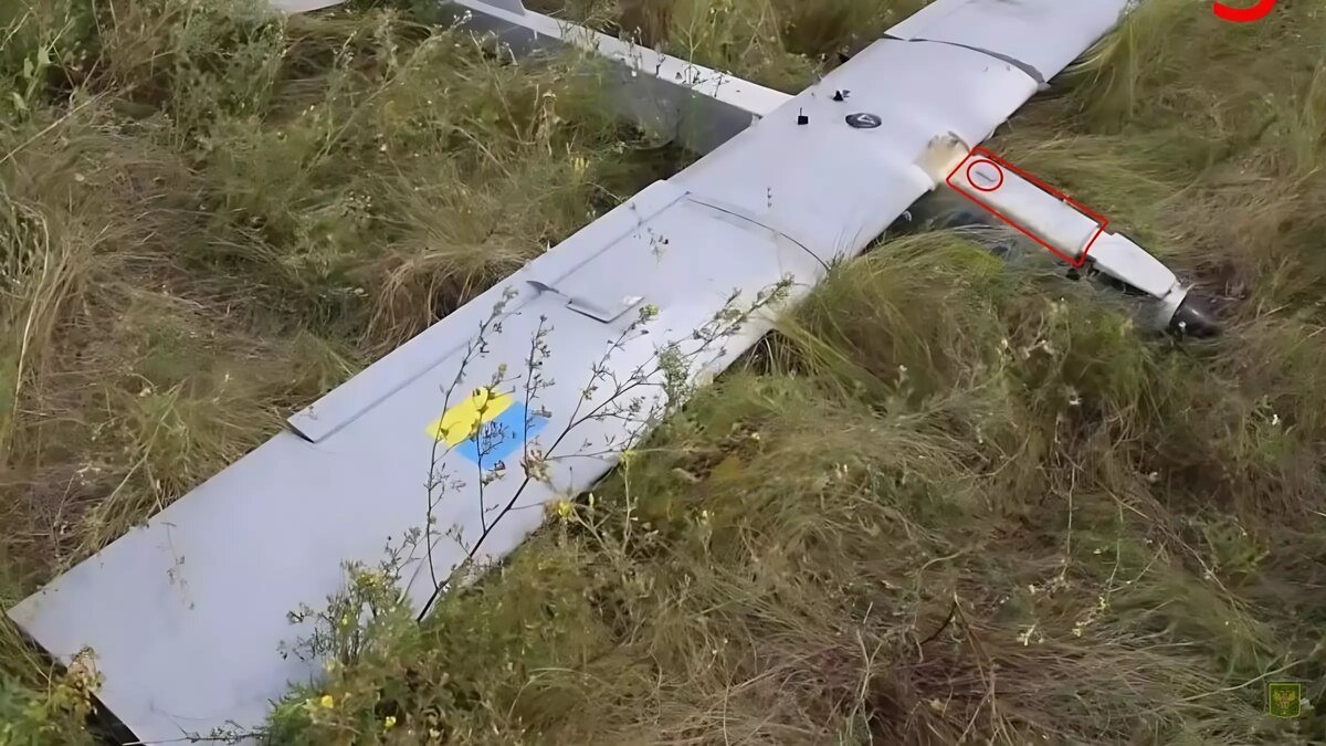     Украинские военные попытались при помощи беспилотника атаковать территорию Белгородской области. Дрон заметили около одиннадцати часов утра в субботу, 4 ноября. Его сбили дежурные средства ПВО.