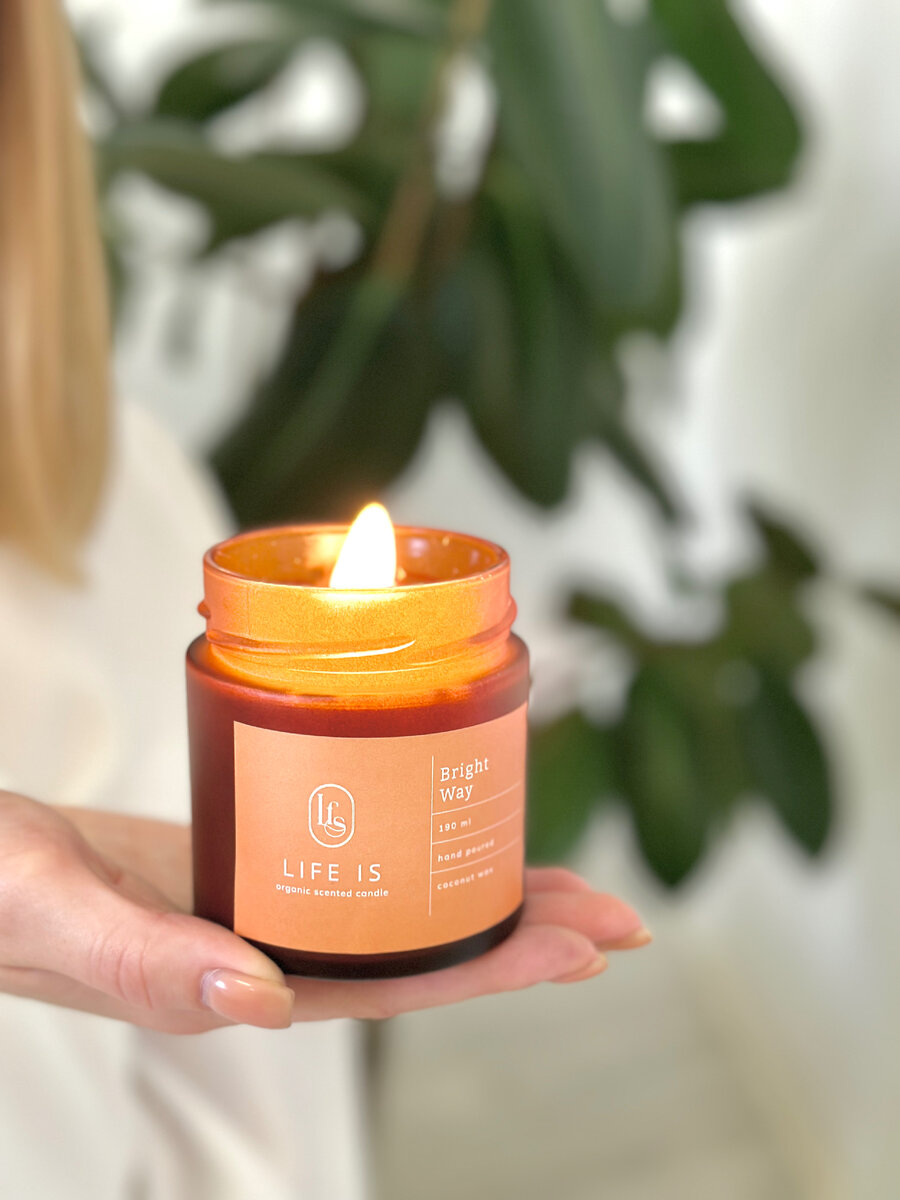 Bright Way - сочетание сочного апельсина с черным перцем и нежными нотами франжипани. 