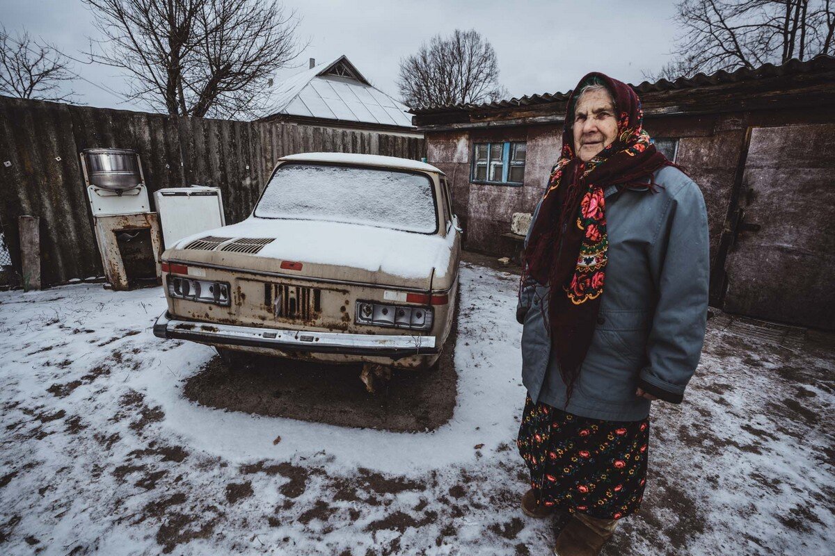 Как сейчас живется. Чернобыль зона отчуждения чел в дереве. Люди живущие в зоне отчуждения Чернобыля. Жители деревень зоны отчуждения. В Чернобыле живут люди сейчас.