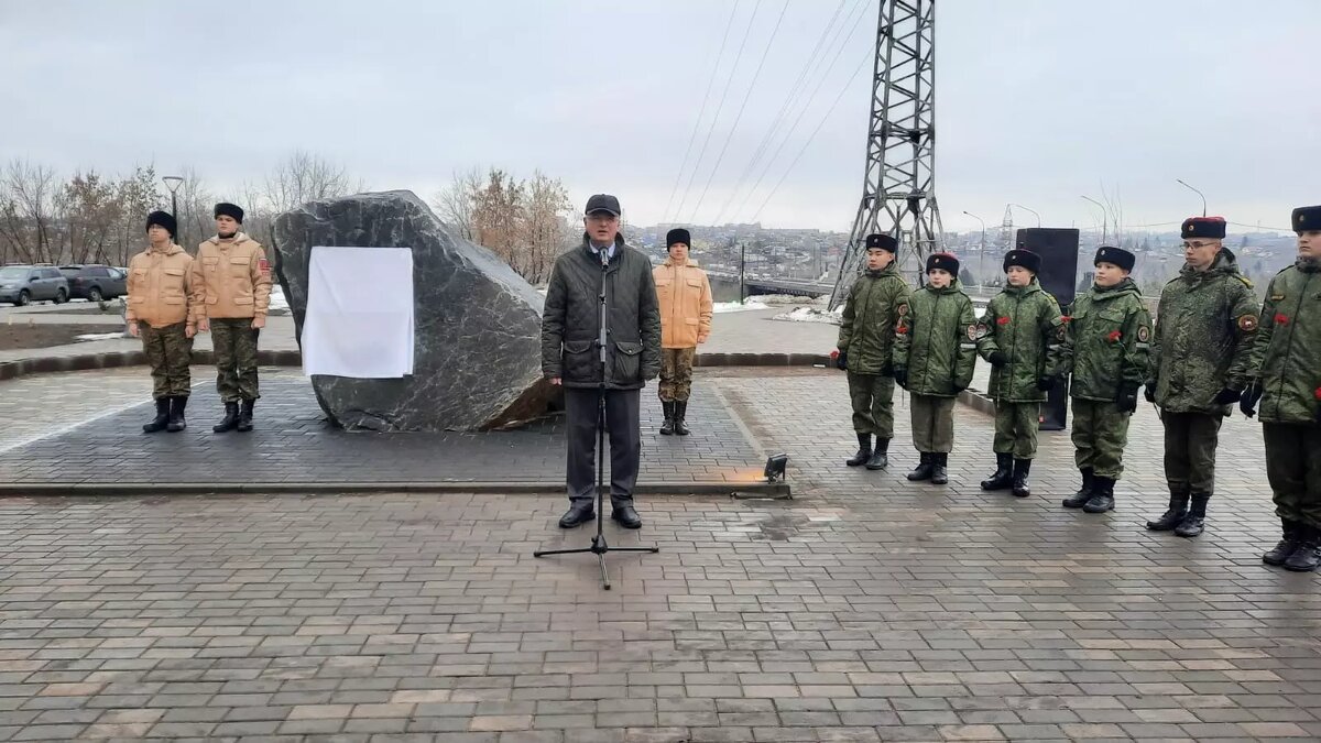     Благоустроенная территория находится вдоль домов № 38 и 38/2 по улице Богдана Хмельницкого.