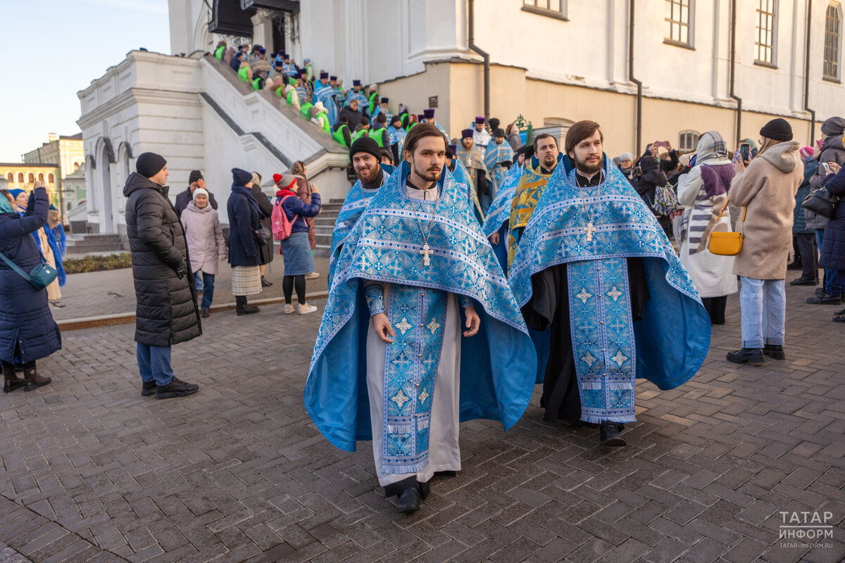 Начался крестный ход по традиции из Казанского Кремля. Фото: © Владимир Васильев / «Татар-информ»