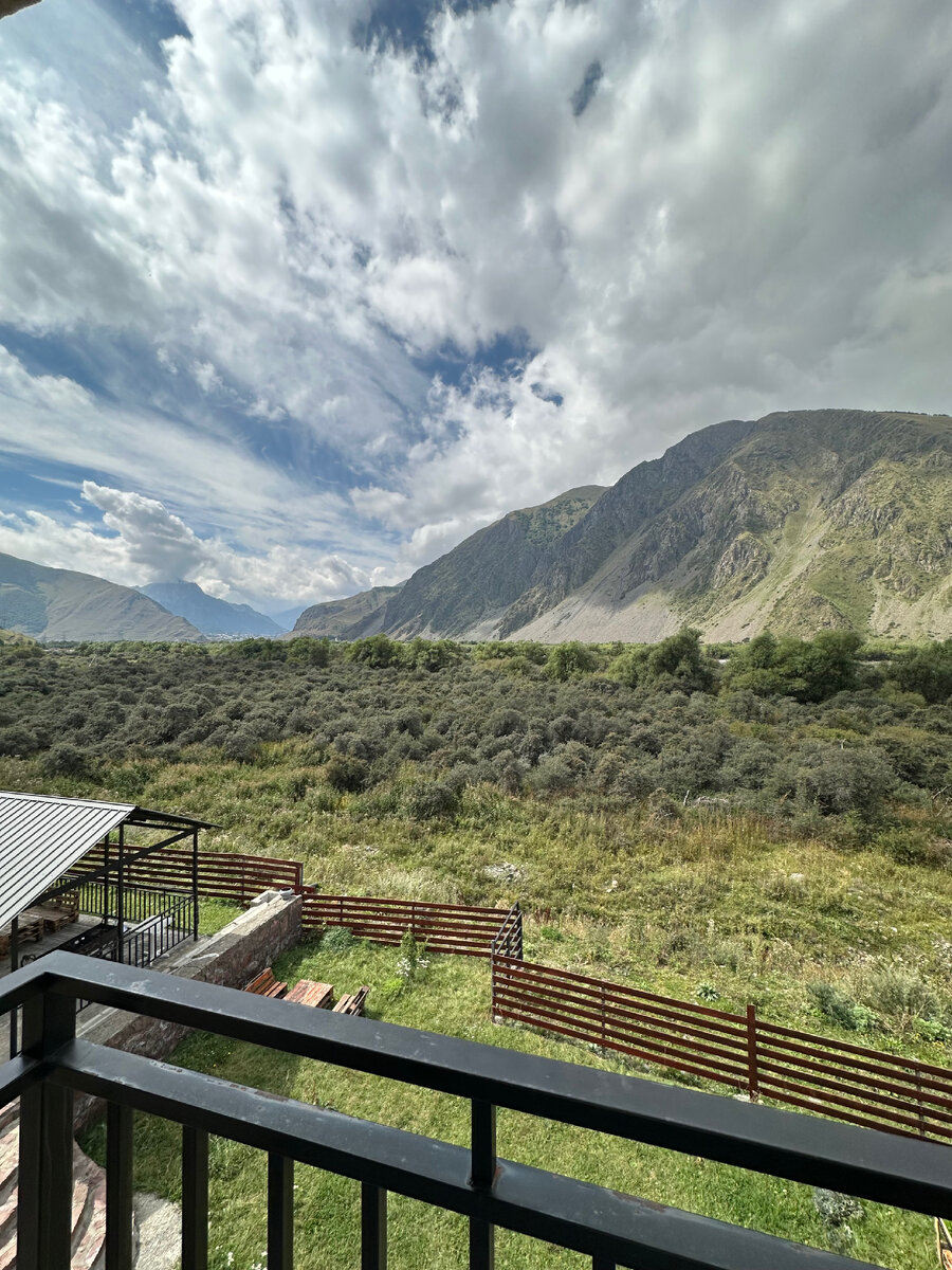 Вид из окна отеля, где мы остановились.