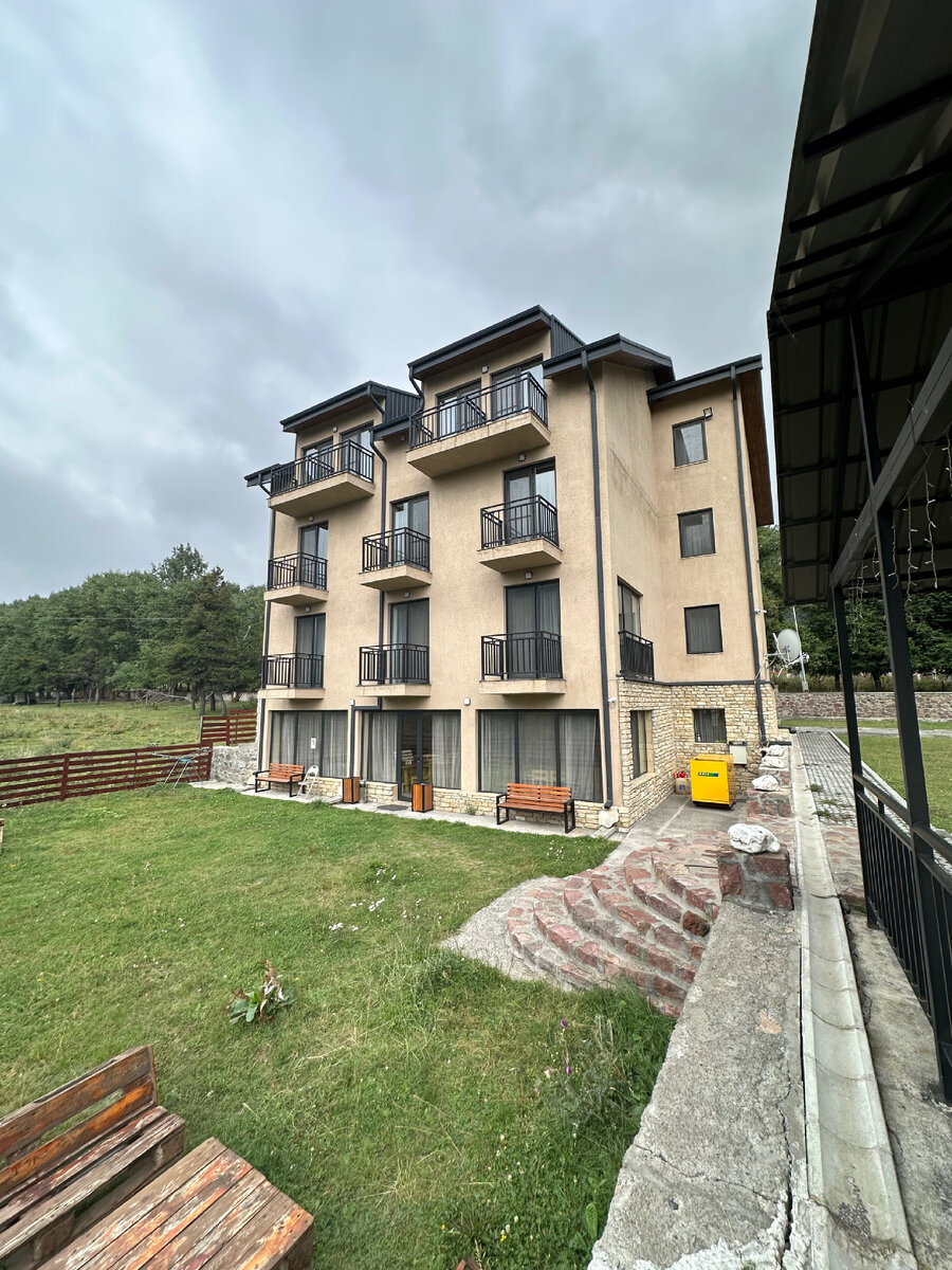 Отель «Золотой Казбеги». Можно найти на «Островок» или Яндекс картах (кстати, там есть и контакты, можно связаться по WhatsApp).