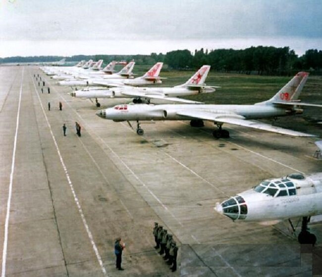 Сложно, но можно. Ту-16 и самый опасный способ дозаправки в воздухе.