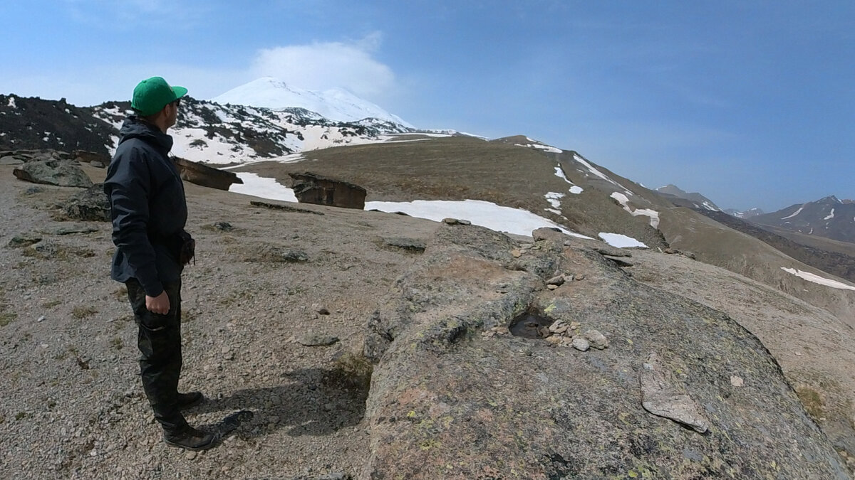 Каменные грибы. Эльбрус с севера.
