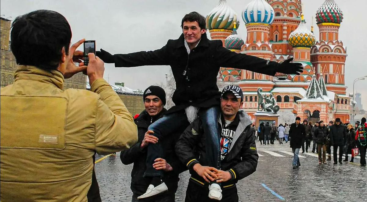 Мигранты из Таджикистана работающие в России (изображение взято из открытых источников)