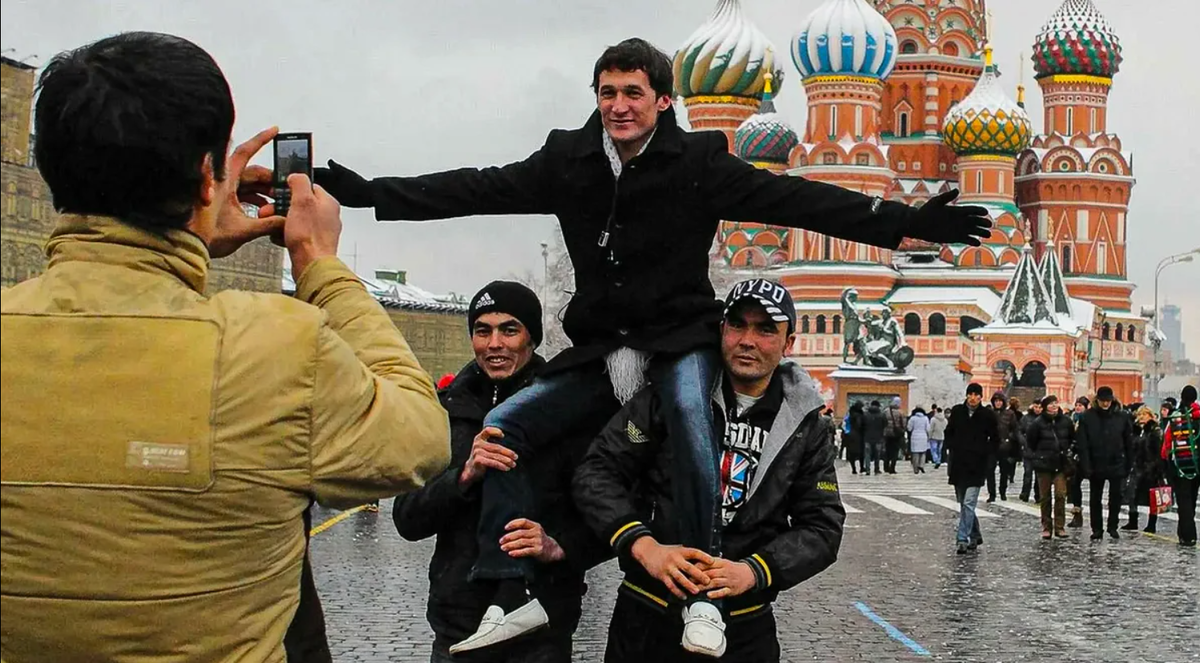 Узбеки в Москве. Кавказцы на красной площади. Гастарбайтеры на красной площади.