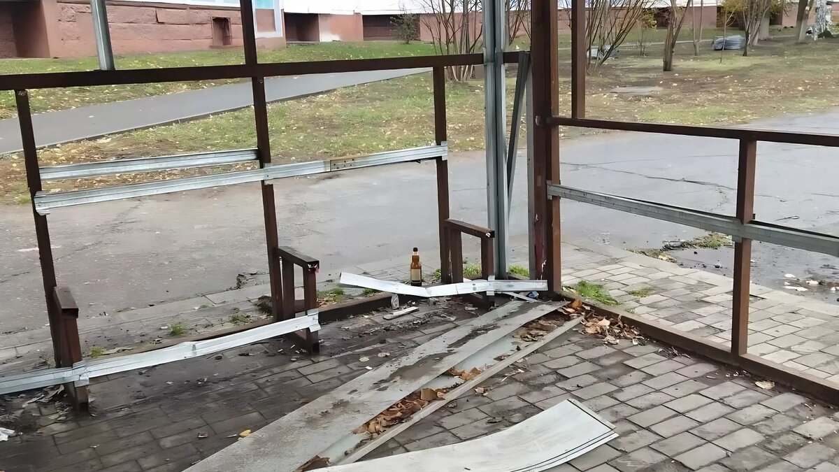     В Нижнекамске уже третий месяц не могут в порядок привести остановку. Об этом сообщает Telegram-канал «Именно Шулай».