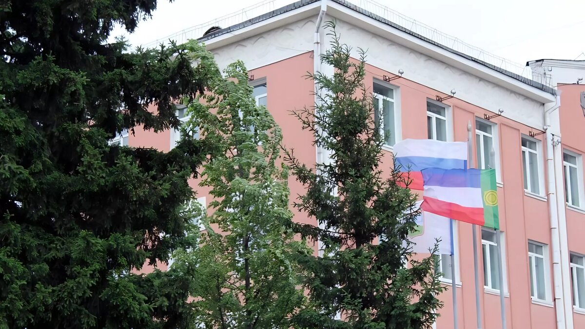     Одно из информационных агентств республики вчера сообщило об изъятии управлением ФСБ из лицея им. Булакина якобы уже переданного и установленного хроматографа. Мэрия Абакана опровергает информацию: чиновники заявили, что такое оборудование в лицей не поступало и его не монтировали.