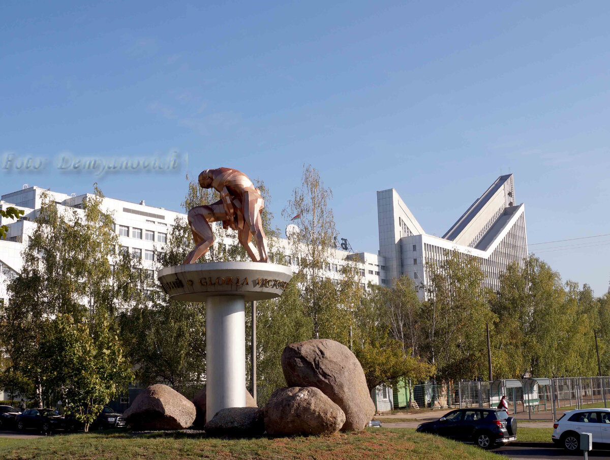 На заднем фоне корпус № 15 БНТУ, Белорусский национальный технический университет.