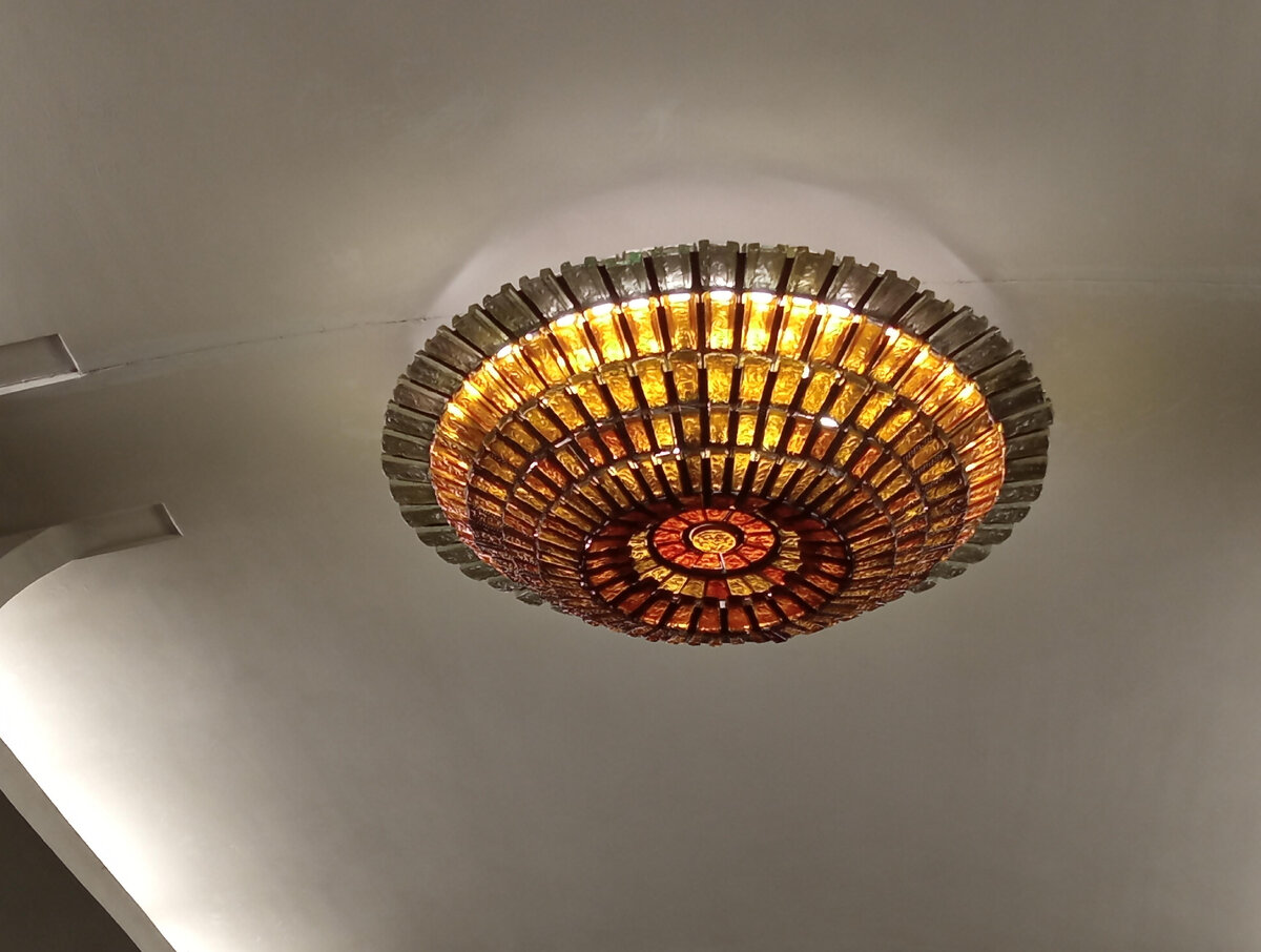 Этот плафон в метро заслужил моей оценки для фото.