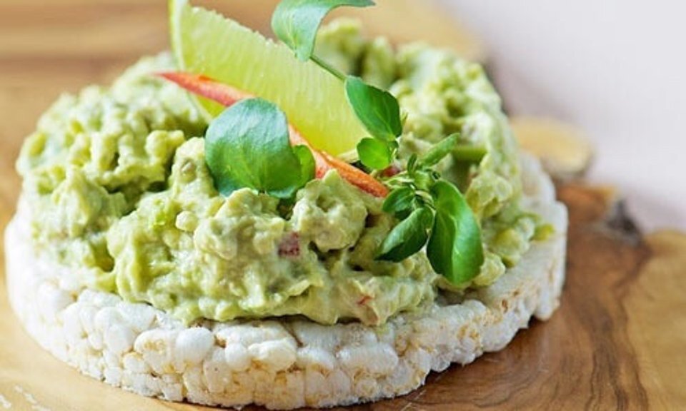 бутерброды с зеленью. авокадо нарезанный. авокадо тост на бали. хлебцы с гуакамоле. бутеры с авокадо.