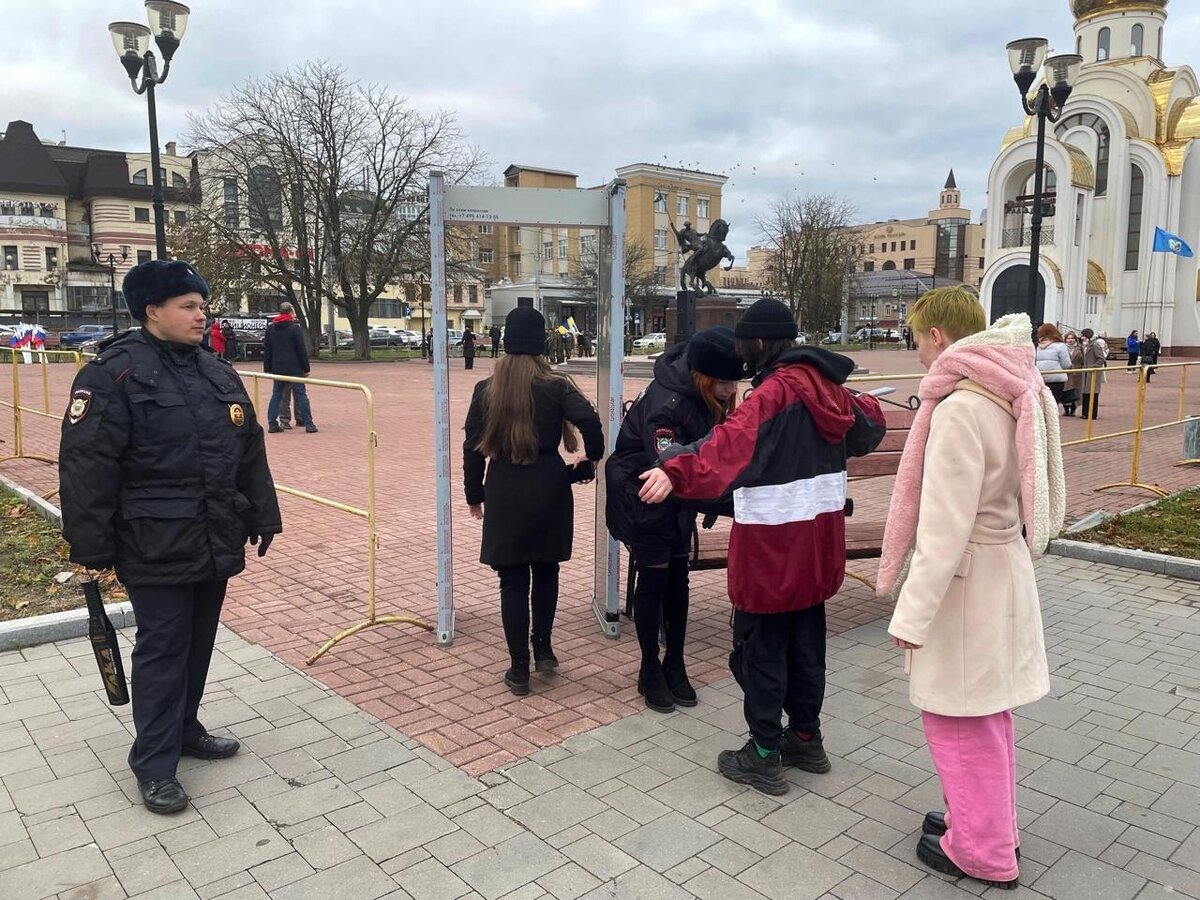    Почти 300 правоохранителей работают на праздничных мероприятиях в регионе