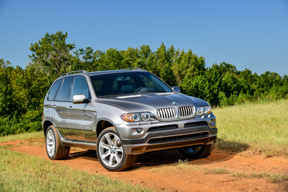 Первое поколение было нежданчиком и выглядело очень круто. Вид внедорожника BMW поражал примерно так же, как если бы Rolls Royce выпустили городскую малолитражку