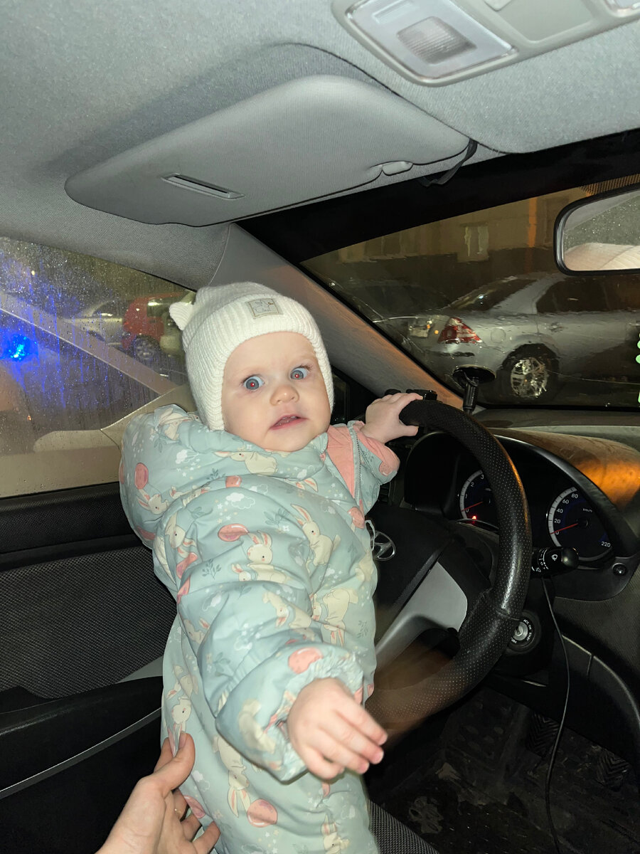 Пугается примерно так 😄