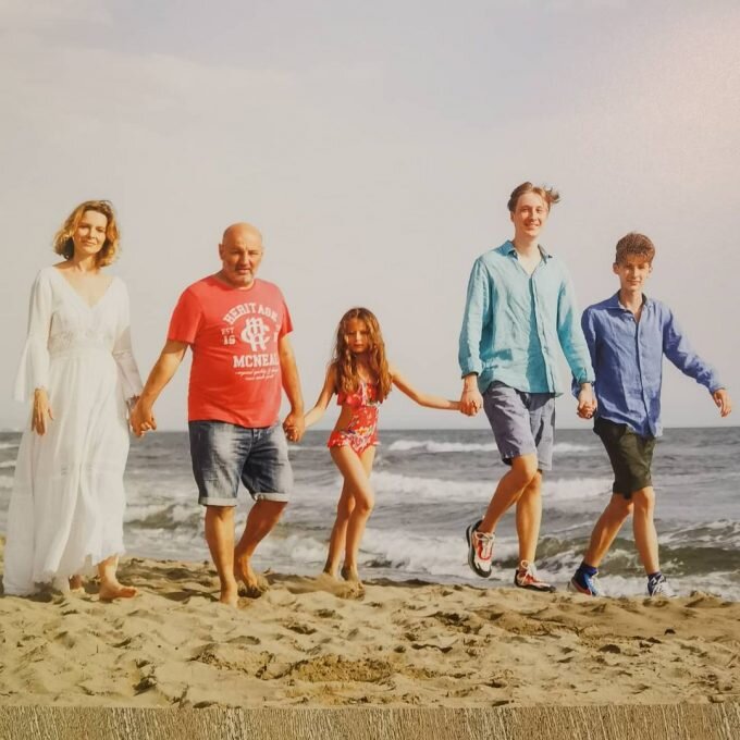 Александра Флоринская с мужем и детьми. Глеб Горобченко второй справа / @alexandraflorinskaya / Instagram*