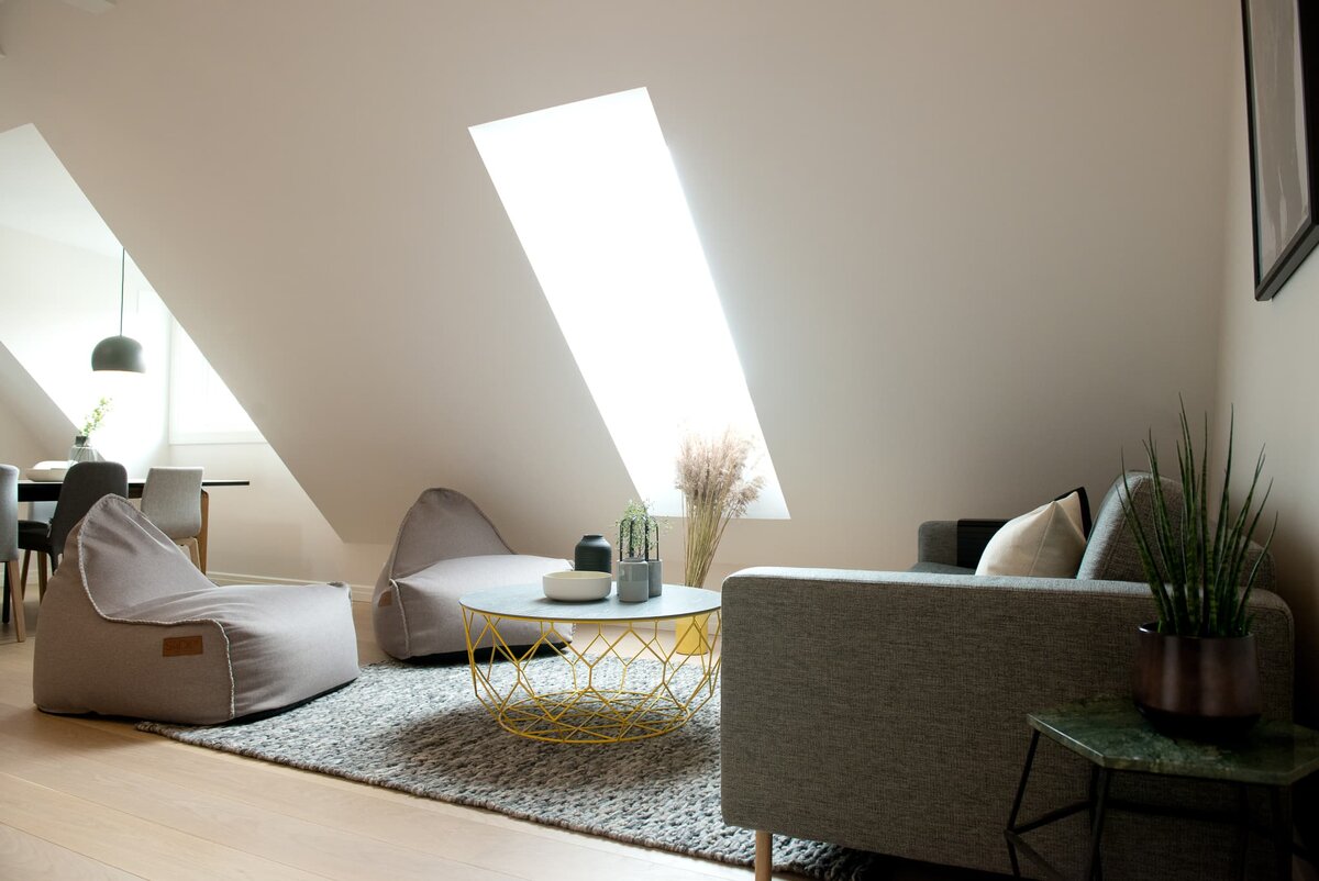 Кайя деликатно добавляет глубины с помощью синих и зеленых акцентов, а ярко-желтый журнальный столик напоминает нам о ее игривом характере