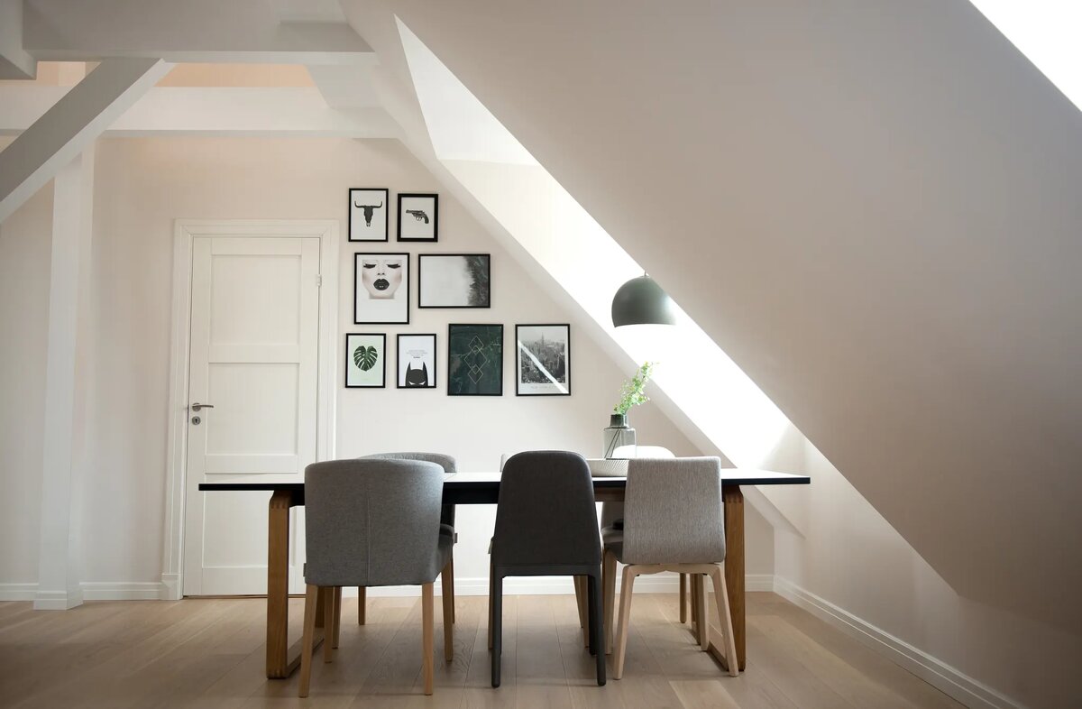 Кайя деликатно добавляет глубины с помощью синих и зеленых акцентов, а ярко-желтый журнальный столик напоминает нам о ее игривом характере