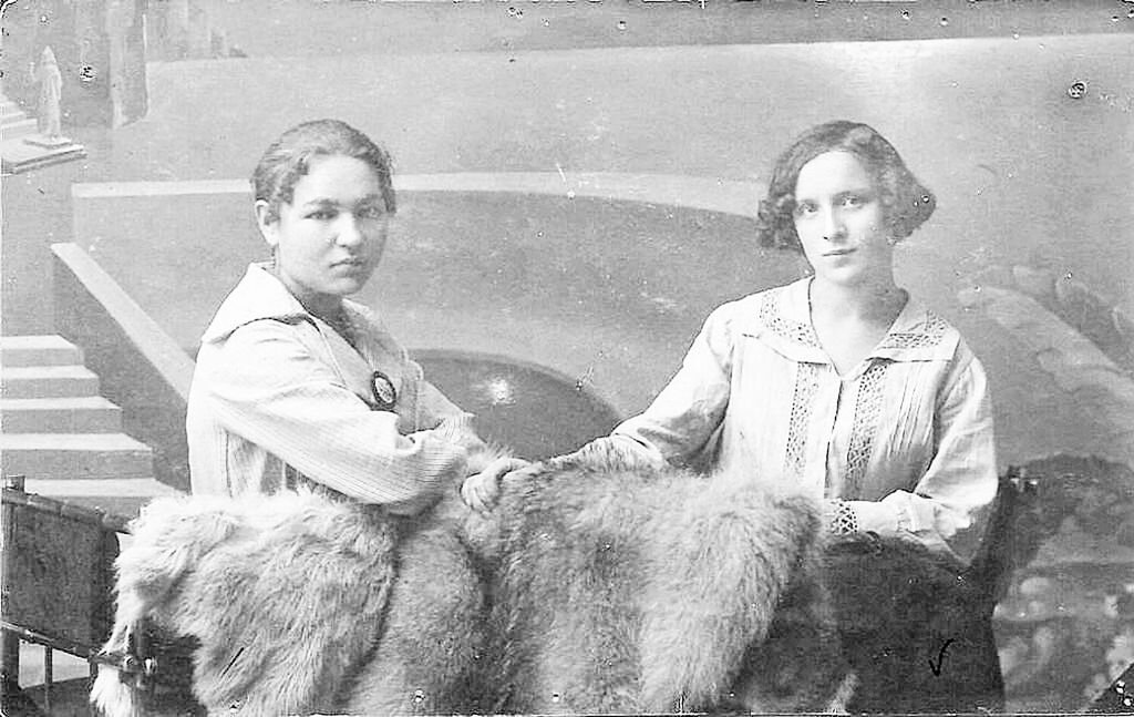    На Глазовой горе в Юрьевце установили памятник Любе Левиковой