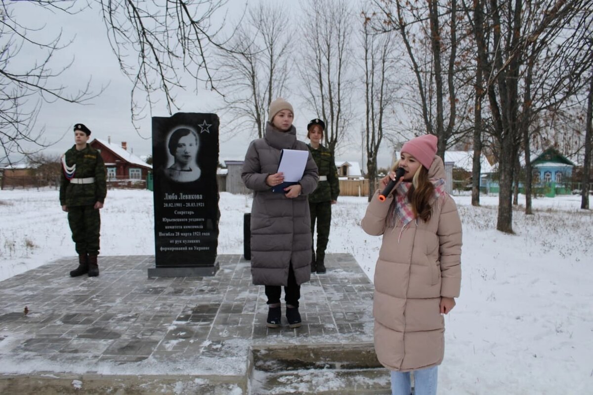    На Глазовой горе в Юрьевце установили памятник Любе Левиковой