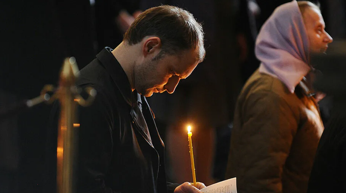 Молебен слушать. Священник Николай Людовикос. Мужчина молится в храме. Люди в храме. Люди молятся в церкви.