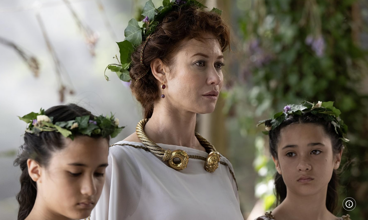 сначала Будика живет идиллической жизнью со своим мужем-королем и двумя дочерьми