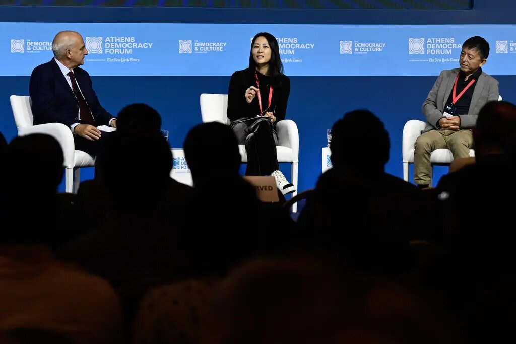 Роджер Коэн (слева направо), сотрудник газеты The New York Times, ведущий Афинского демократического форума