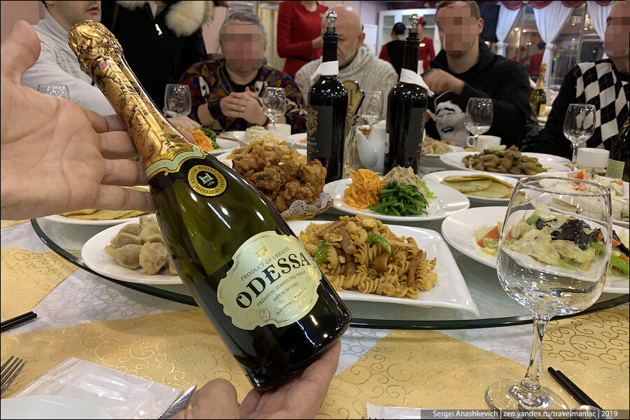 Да-да, шампанское «Одесса» мы пили не где-нибудь, а в Северной Корее. Как и белорусское красное вино. Как и российскую водку, безалкогольную «Балтику», виски «Red Label» и немецкое пиво «Францисканер».