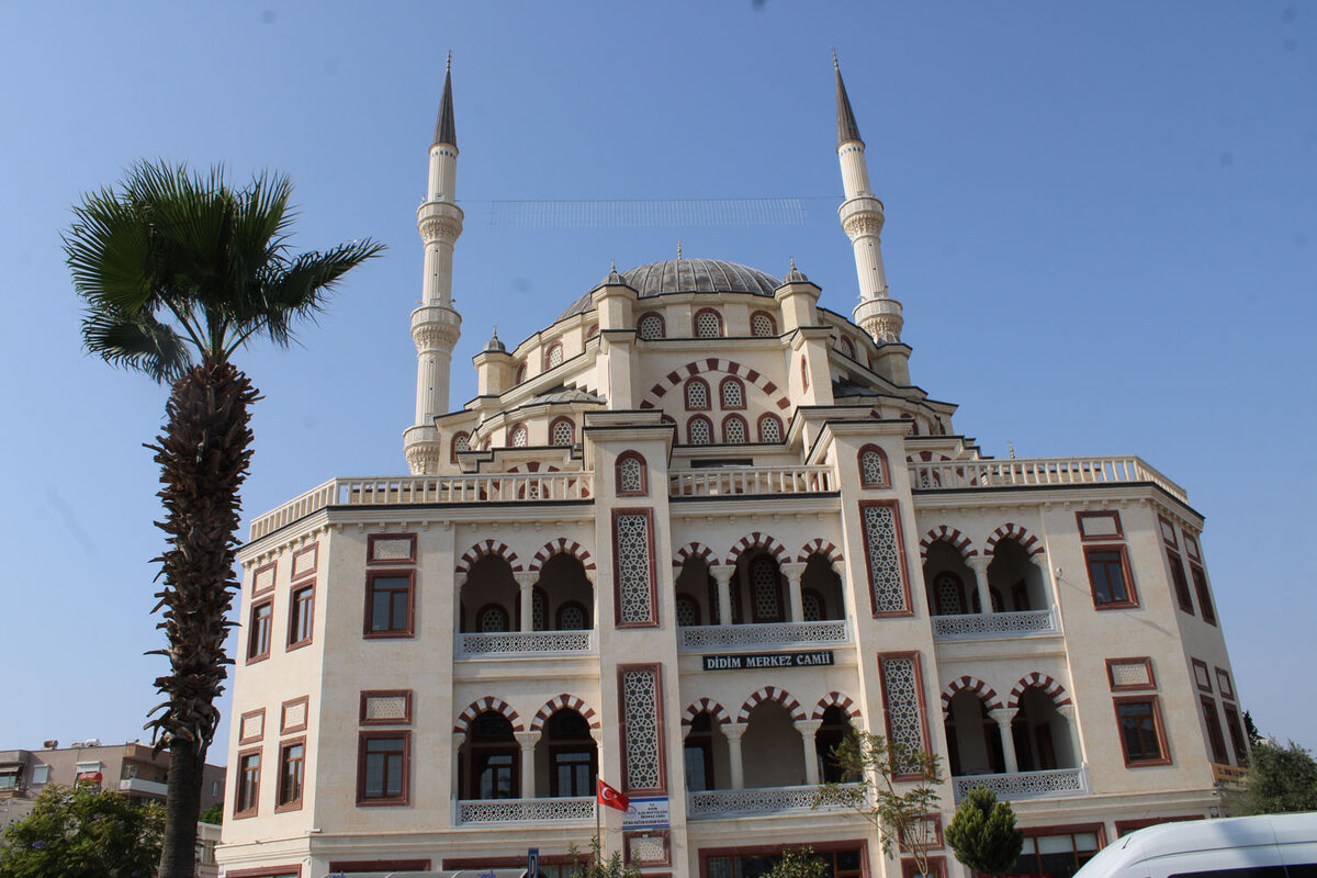 Необычная мечеть в центре