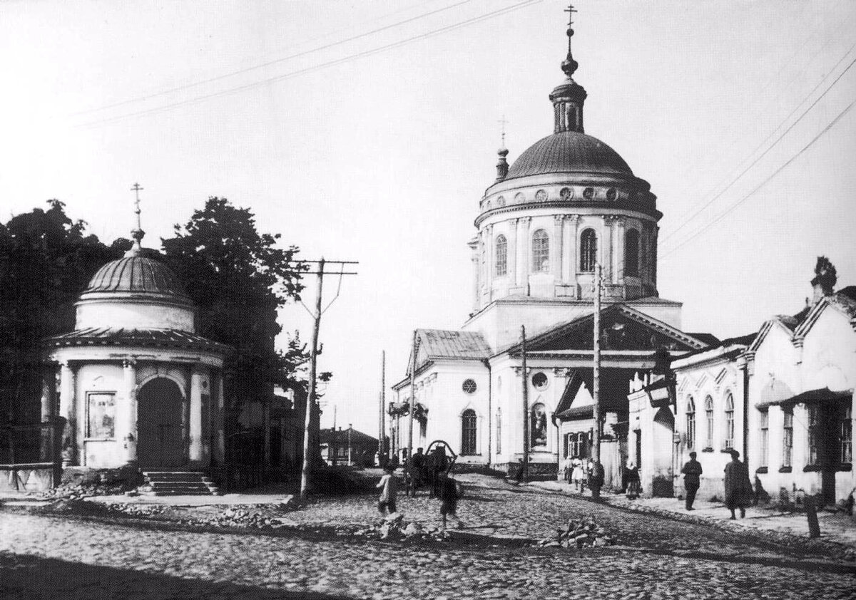 Фотография с видом Михайло-Архангельского храма в нач. ХХ века.