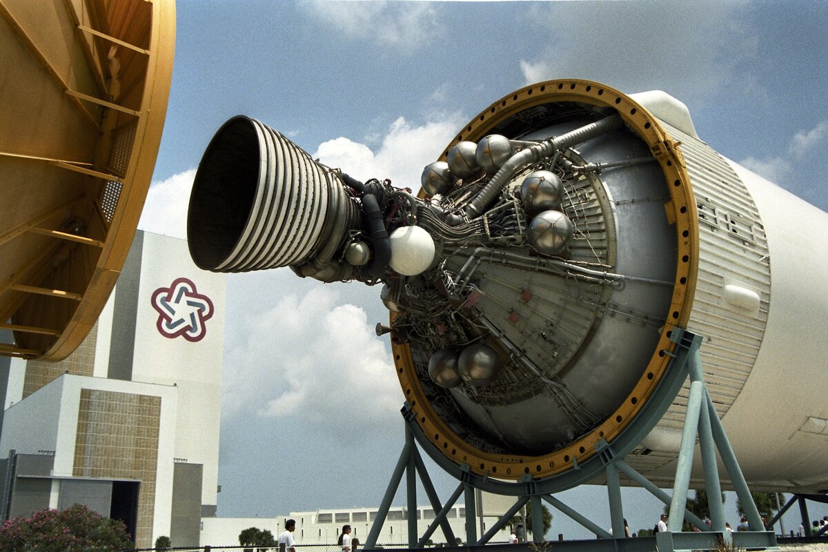 J-2 — водородный ракетный двигатель 2-й и 3-й ступеней «Сатурна-5»