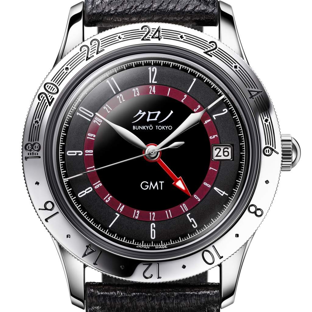 KURONO TOKYO GMT 1 KUR-GMT1. Сталь, автоподзавод, ворлдтаймер, ø 38 мм, 2'000 CHF. Kurono Tokyo - бренд, появившийся в 2019 году, где создателем и дизайнером часов является  независимый часовщик Хадзимэ Асаока (Hajime Asaoka). 