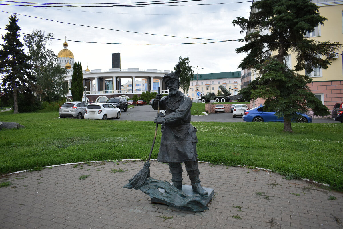 Жанровая скульптура "Дворник"