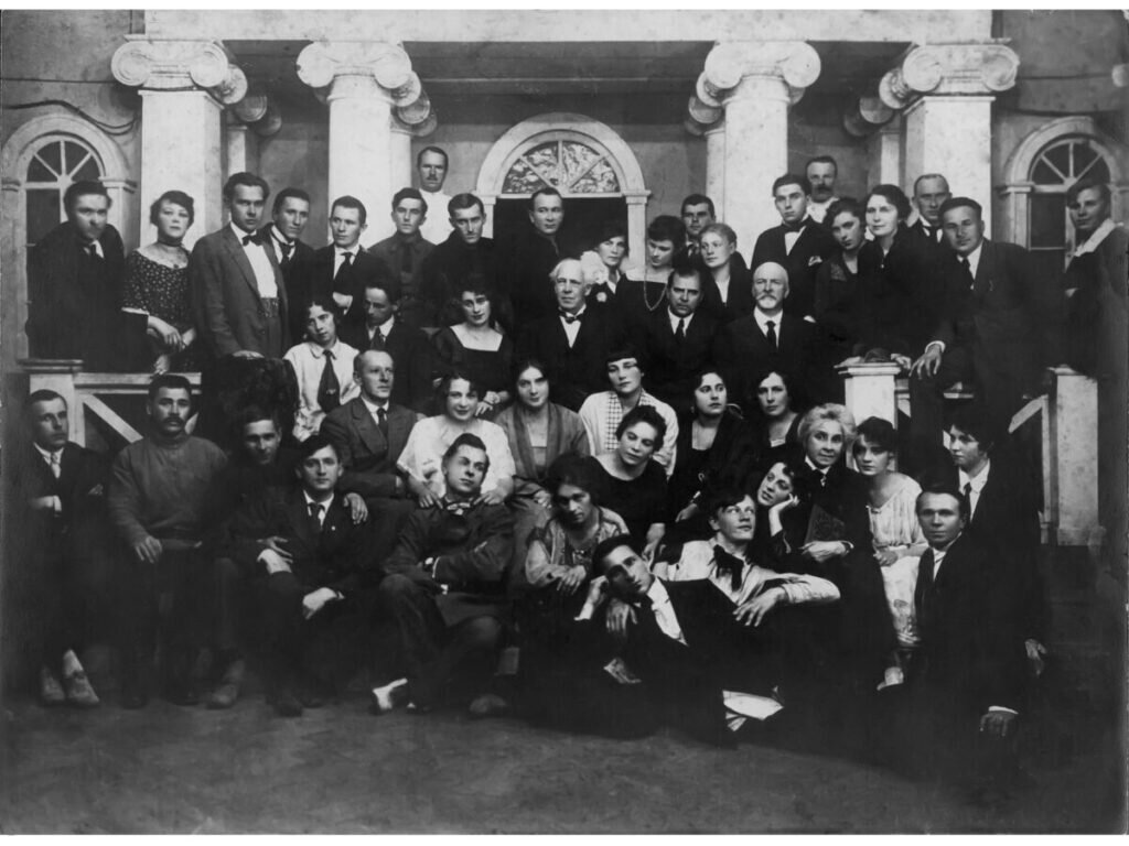 К.С. Станиславский с труппой театра-студии в Леонтьевском переулке в декорациях Особняка Ленского, ок. 1922. Фото из открытых источников