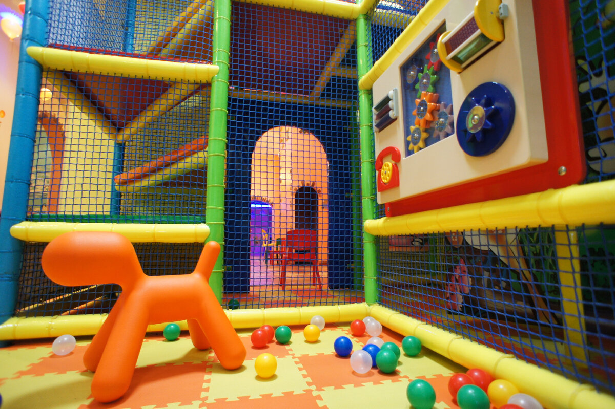 Лабиринт с видом на комнату отдыха для мам; фото из архива "Страны Гномов"