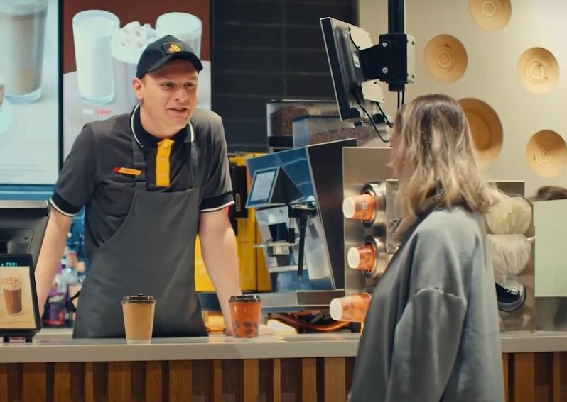 В марте 2022 года компания McDonald's остановила работу во всех своих ресторанах в России. А в июне того же года сеть уже заработала под новым брендом "Вкусно - и точка" и с новыми владельцами. Неизменными сохранились почти все блюда, за исключением нескольких выбывших, но все названия были изменены.  А что произошло с меню горячих напитков, в частности с кофе? 