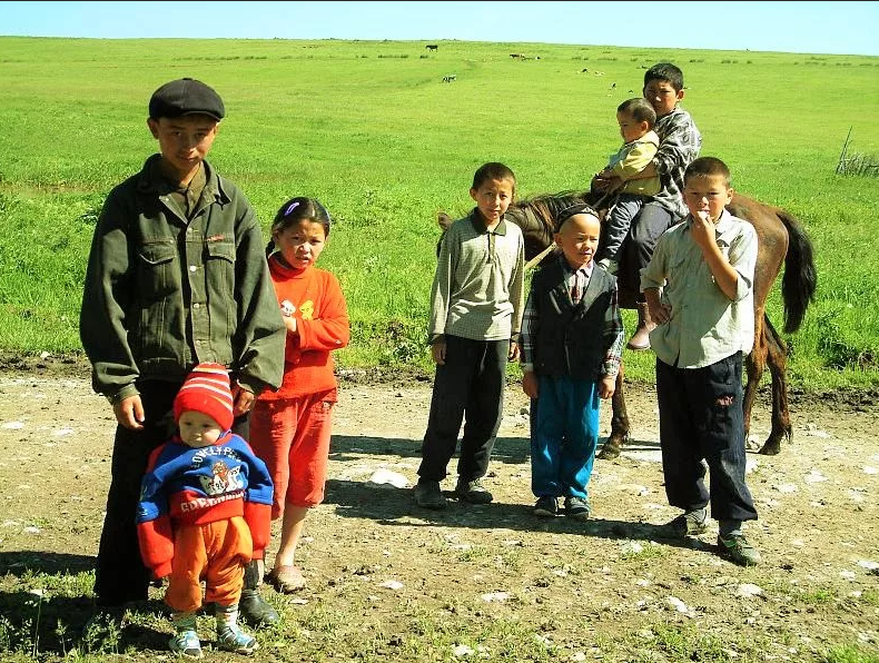 Дети в ауле. Казахстан деревня. Казахи в деревне. Казахстан люди.