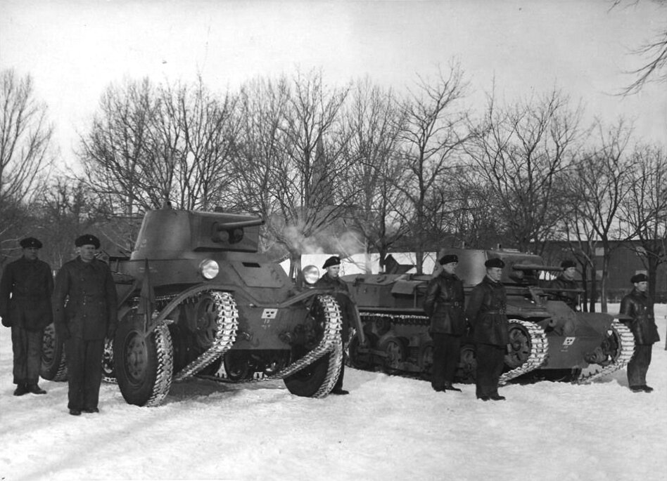 Танки Strv fm/31 и f/31 в танковой школе, 1930-е годы.