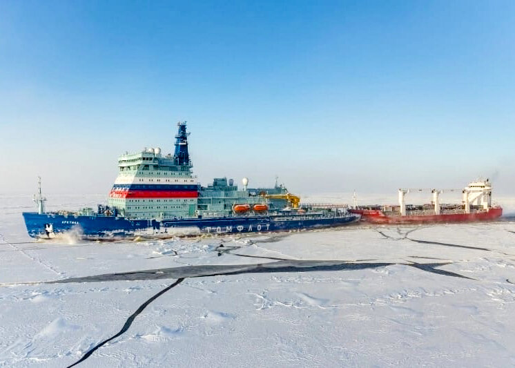 Атомный ледокол "Арктика" ведет караван судов по Северному морскому пути