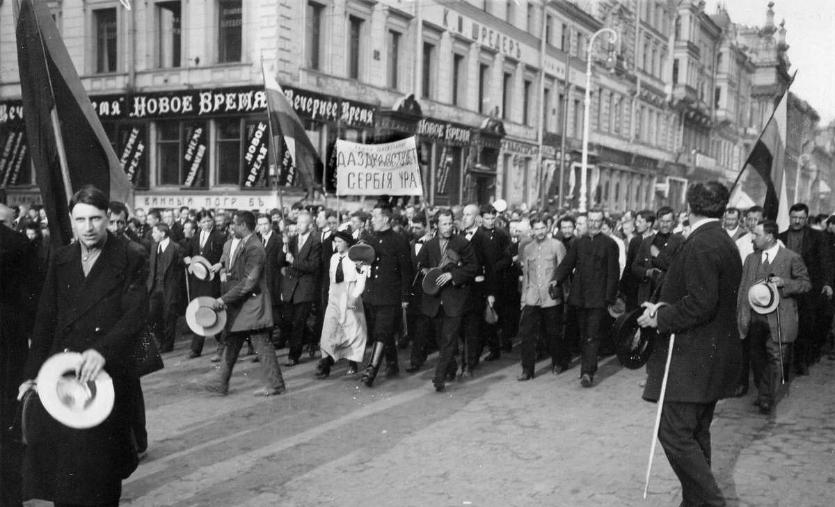 Первый международный. Манифестации 1914 год Петербург. Манифестация в России 1914 война. Патриотические манифестации 1914. Патриотическая манифестация в Москве 1914 г.