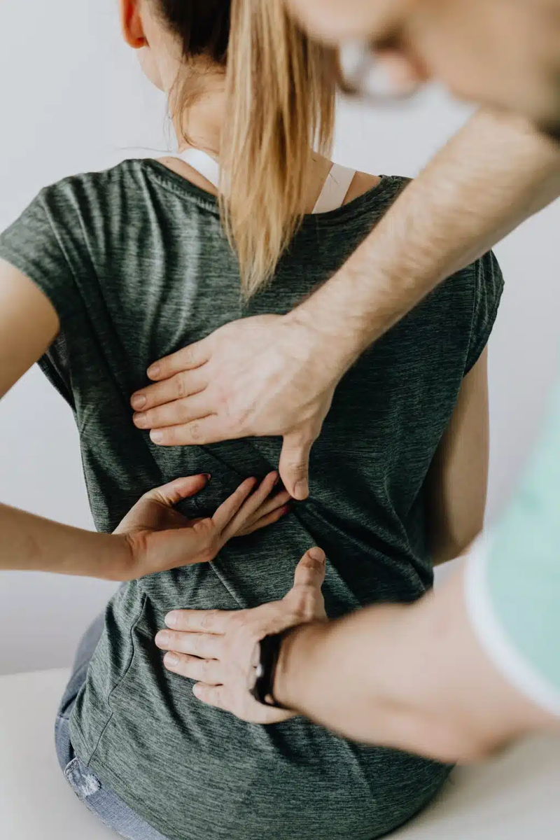   Боль в спине является распространенной жалобой во время беременности: исследования показывают, что в той или иной степени ею страдают до 80% беременных женщин.-2