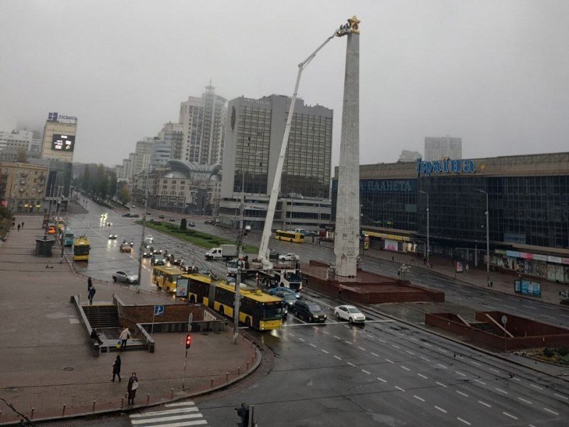    В столице Украины демонтировали советскую звезду с обелиска «Город-герой Киев»