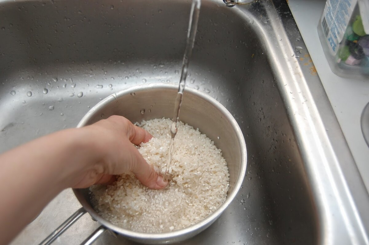 Замачивание риса в воде. Промывание риса. Промыть рис. Промывка риса. Помыть рис.
