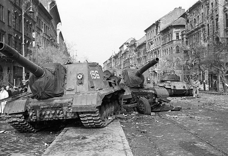 Фото 2. Подбитые советские танки на улицах Будапешта во время Венгерского восстания 1956 года.  